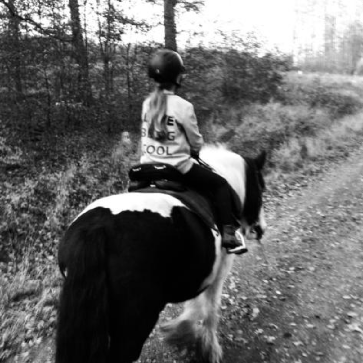 Foto eines Kindes, das auf einem gescheckten Pony reitet